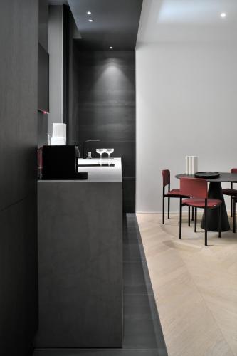 une salle à manger avec des chaises rouges et une table dans l'établissement mmm - 25BA - Suites de Luxe - Centre de Lyon, à Lyon