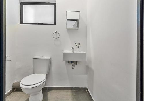 Ένα μπάνιο στο Retreat in Randburg - The Base Apartments, Ferndale