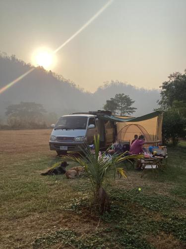Ban Ton KhamにあるCamper van thank you1のテント横の野原に停められたバン