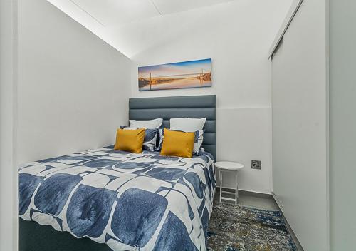 Ένα ή περισσότερα κρεβάτια σε δωμάτιο στο Retreat in Randburg - The Base Apartments, Ferndale