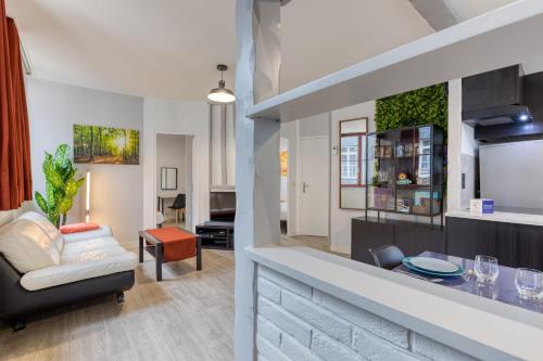 un salon avec un canapé et une table dans l'établissement Bezuel votre F3 avec parking en centre ville, à Rouen