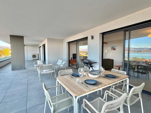 une salle à manger avec une table et des chaises dans l'établissement Appartement vue mer Royal Palm Porticcio, à Porticcio