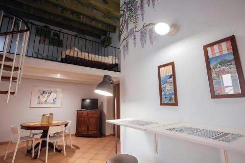 a room with a table and a small table and a table at Happie Casa Il Capo & La Cattedrale in Palermo