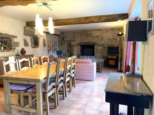 Photo de la galerie de l'établissement Belle maison bretonne 3 étoiles avec WIFI, entièrement rénovée à 800m mer à Trégastel - Réf 497, à Trégastel