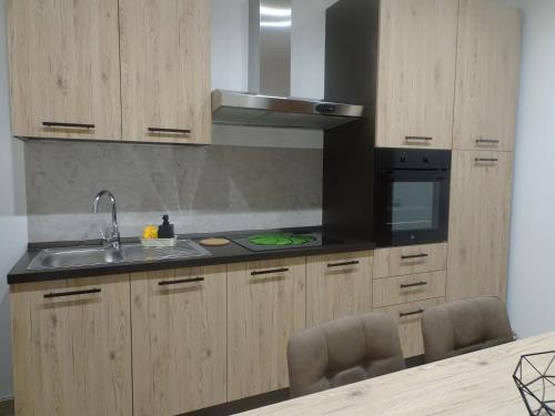 een keuken met een spoelbak en een fornuis bovenste oven bij A casa di Pako in Salerno