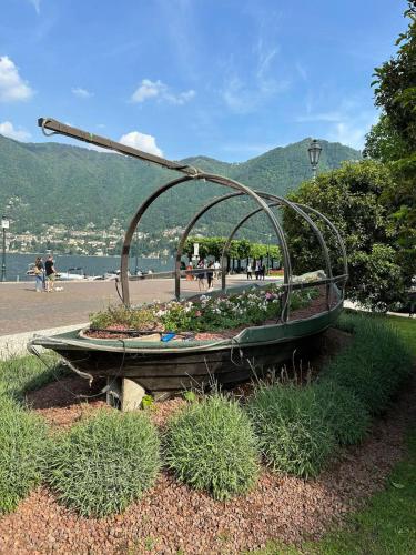a garden in a park with a metal structure at Residenza 3BDR a due passi dal lago in Cernobbio