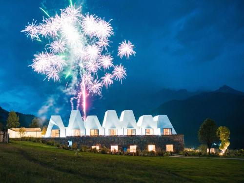 Gallery image of Ritzman Suye Snow Mountain Wild Luxury Hotel in Baisha