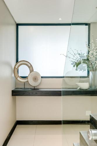 a room with a window and a shelf with a mirror at Villa Alexa in Cape Town