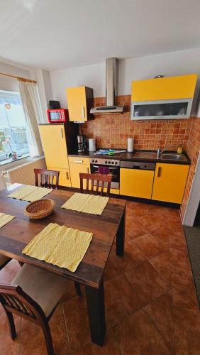 Kuchyň nebo kuchyňský kout v ubytování FeWo 2 im Ferienhaus Lohme-Hagen im Nationalpark