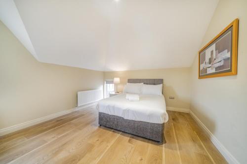Ένα ή περισσότερα κρεβάτια σε δωμάτιο στο The Woodstock - 2 bd Mod Duplex Ap - Gold Short Term Stays