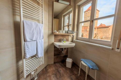 łazienka z umywalką i oknem w obiekcie Landhotel Gary w mieście Wolframs-Eschenbach