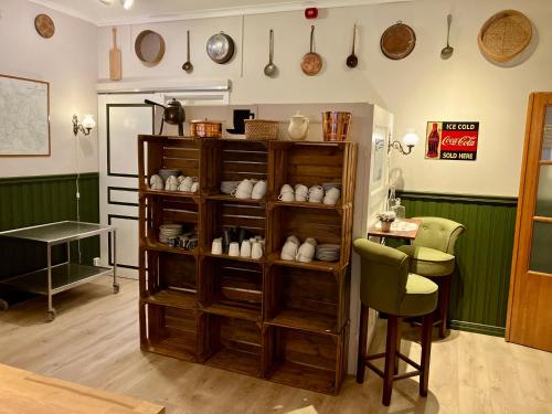 ビンメルビューにあるLidhem herrgård. Bed & Breakfast och mindre lägenheterのテーブルと靴棚付きの部屋