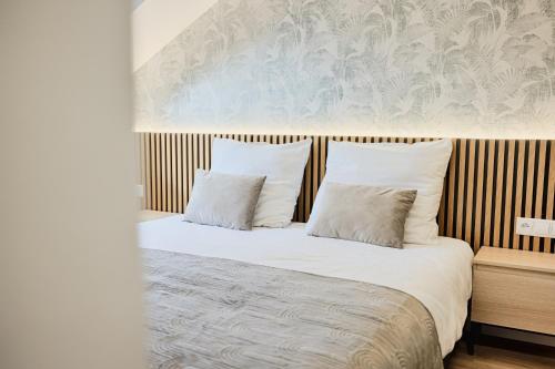 a bedroom with a bed with two pillows at GOŚCINIEC ZACISZE - pokoje & restauracja blisko A2 Dąbie - Uniejów in Dąbie