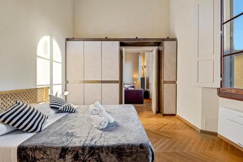 Via Venezia 10 - Renaissance - Historic Charm with Frescoes and Private Courtyard Parking in Florence Heart