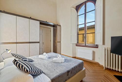 Via Venezia 10 - Renaissance - Historic Charm with Frescoes and Private Courtyard Parking in Florence Heart