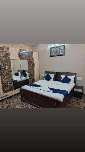 Ένα ή περισσότερα κρεβάτια σε δωμάτιο στο Aravali Residency Kharkhoda
