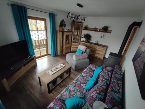 TV a/nebo společenská místnost v ubytování Ferienwohnung beim Maler Gandi