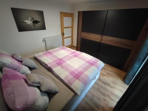 Postel nebo postele na pokoji v ubytování Ferienwohnung beim Maler Gandi