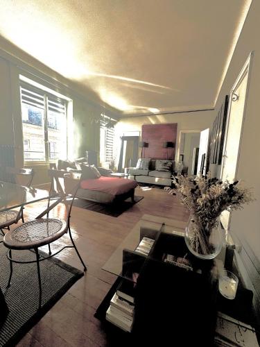 un salon avec un canapé et une table dans l'établissement Boutique Saint Germain, à Paris