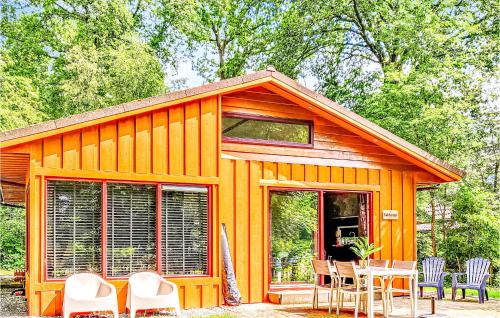 a small cabin with a table and chairs in it at Amazing Home In Dwingeloo With Wifi in Dwingeloo