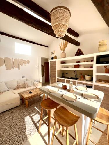 un salon avec une table et des chaises dans l'établissement Séjour marseillais - Penthouse vieux port climatisé, à Marseille