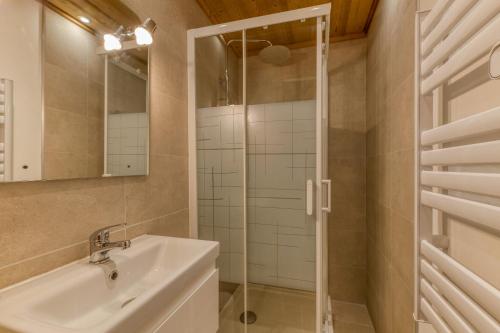 Bilik mandi di Le Flocon Grand Chalet 4 étoiles