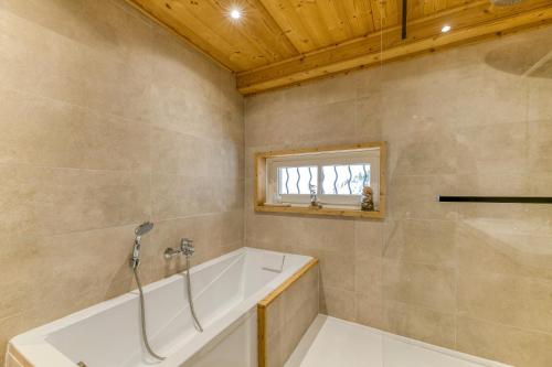 Bilik mandi di Le Flocon Grand Chalet 4 étoiles