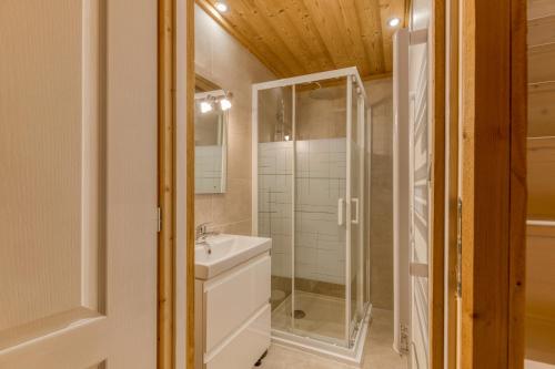 Bilik mandi di Le Flocon Grand Chalet 4 étoiles
