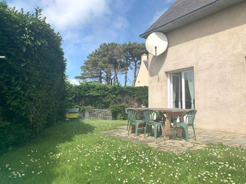 Photo de la galerie de l'établissement Maison avec jardin, à 600m de la mer à TREGASTEL Réf - 57, à Trégastel