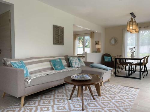 un salon avec un canapé et une table dans l'établissement Maison avec jardin, WIFI à 600m de la mer à TREGASTEL - Réf 58, à Trégastel