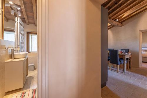 cocina y comedor con mesa en una habitación en Donna Tosca Country Holiday Home, en Suvereto