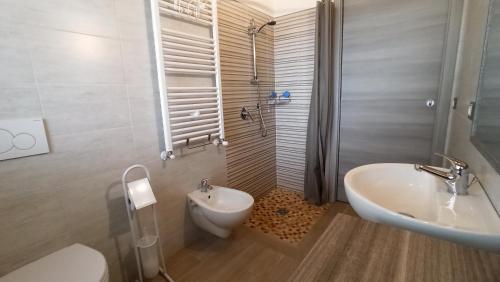a bathroom with a sink and a toilet and a shower at Agriturismo La tana della volpe in Alberese