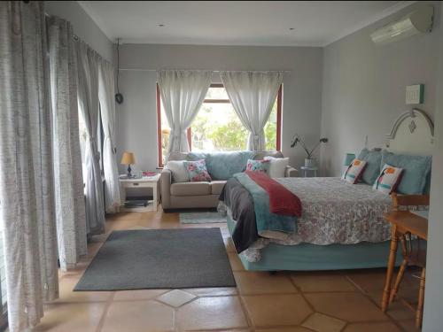 克尼斯纳Hope Cottage- No smoking allowed on property的带床和沙发的卧室