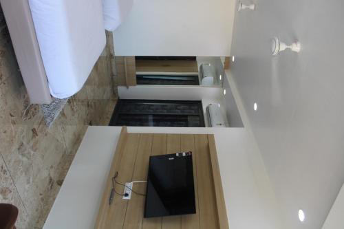 AmbajiArihant Hotel的厨房柜台中央的电视