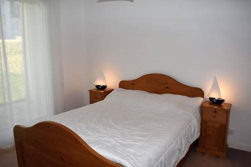 - une chambre avec un lit et 2 lampes sur les tables de chevet dans l'établissement Appartement face à la plage principale du Coz Pors à Trégastel - Réf 612, à Trégastel
