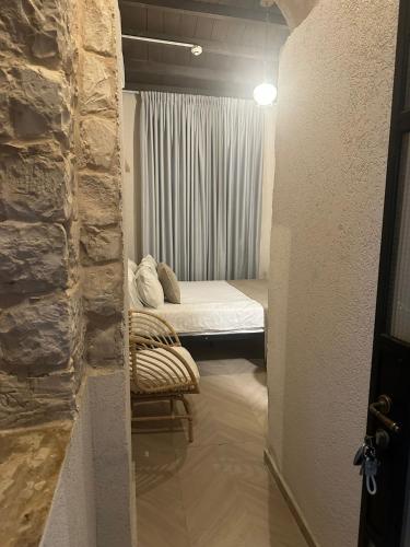 a small room with a bed and a window at וילה תהילה המחודש - The new Villa Tehila in Rosh Pinna