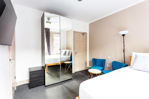 Ένα ή περισσότερα κρεβάτια σε δωμάτιο στο Stylish apartments in Ealing - 12 mins to Central London