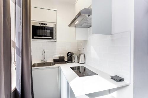 Η κουζίνα ή μικρή κουζίνα στο Stylish apartments in Ealing - 12 mins to Central London