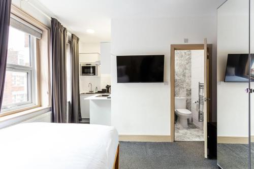 Μια τηλεόραση ή/και κέντρο ψυχαγωγίας στο Stylish apartments in Ealing - 12 mins to Central London