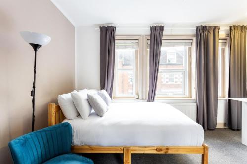 Ένα ή περισσότερα κρεβάτια σε δωμάτιο στο Stylish apartments in Ealing - 12 mins to Central London