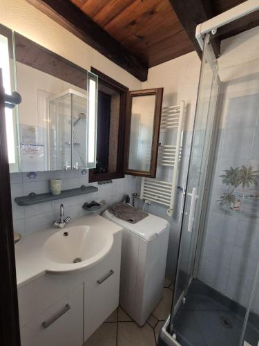 une salle de bain avec un lavabo et une douche dans l'établissement Studio Mezzanine vue port et mer, à La Londe-les-Maures