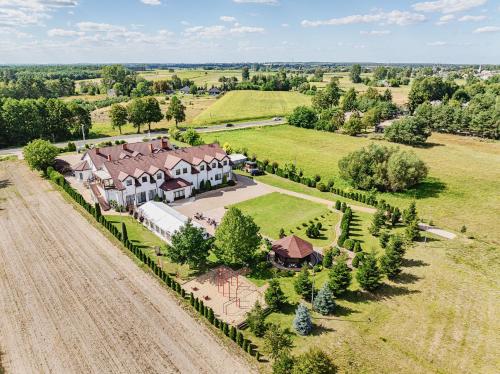 an aerial view of a large house with a field at GOŚCINIEC ZACISZE - pokoje & restauracja blisko A2 Dąbie - Uniejów in Dąbie
