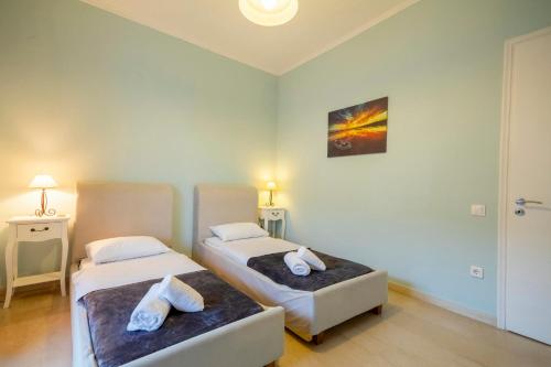 a room with two beds in a room at MGI Apartments in Ýpsos