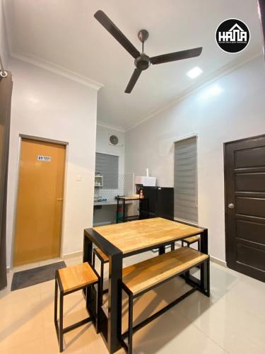 Kuchyň nebo kuchyňský kout v ubytování Rumah Hana Sekinchan - Mslim0nly