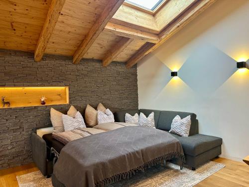 ein Schlafzimmer mit einem Bett und einer Couch in der Unterkunft Ferienwohnung Hoffmann-Schiffer in Bischofswiesen