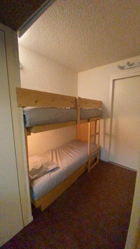 une petite pièce avec deux lits superposés dans l'établissement Studio Isola 2000, à Isola 2000