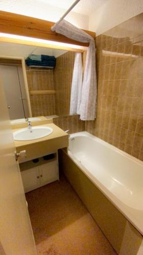 une salle de bain avec un lavabo et une baignoire et un lavabo dans l'établissement Studio Isola 2000, à Isola 2000