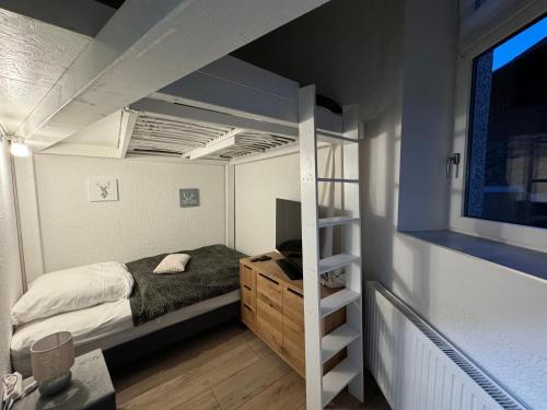 Ένα ή περισσότερα κρεβάτια σε δωμάτιο στο Tiny Ferienhaus Rathenaustrasse