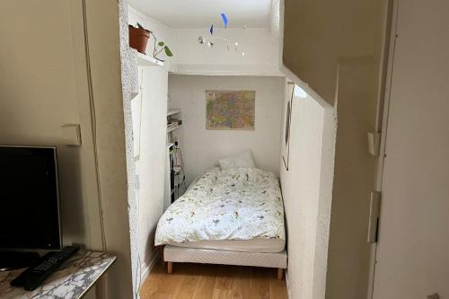 une petite chambre avec un lit dans une petite pièce dans l'établissement Beautiful T2 near the Palais Garnier, à Paris