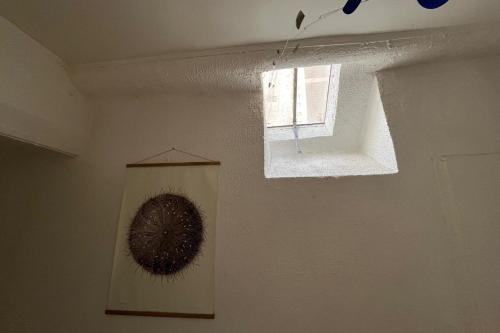 Cette chambre dispose d'une fenêtre et d'une photo murale. dans l'établissement Beautiful T2 near the Palais Garnier, à Paris